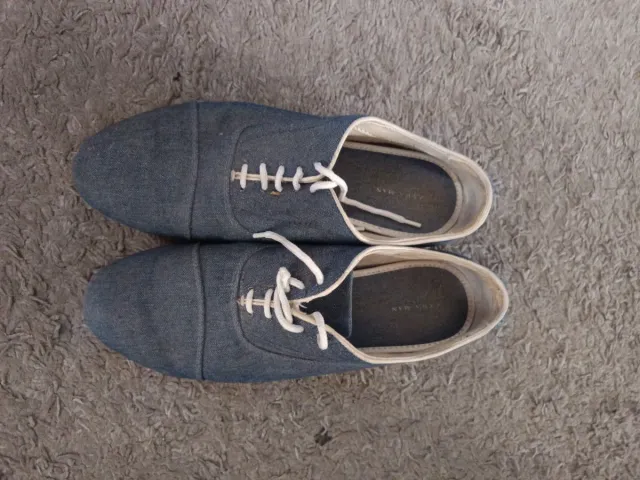 Zapatillas de lona azul con cordones blancos