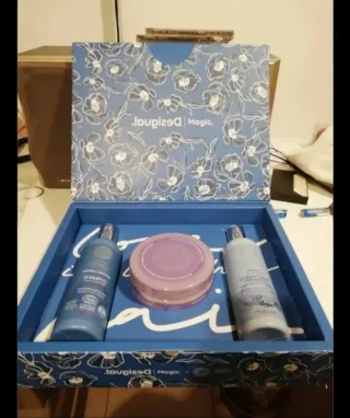 Estuche Desigual con productos de cuidado capilar