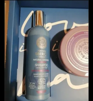 Estuche Desigual con productos de cuidado capilar