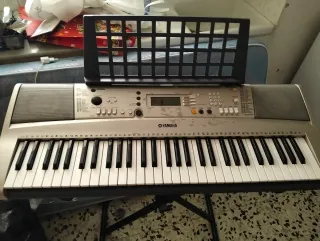 Pianola Yamaha E313 con cavalletto