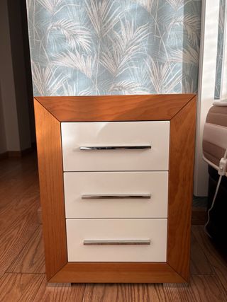 Comodini e Cassettiera in Legno Bianco