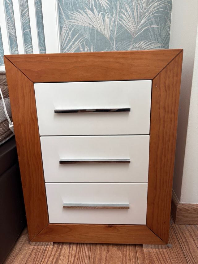 Comodini e Cassettiera in Legno Bianco