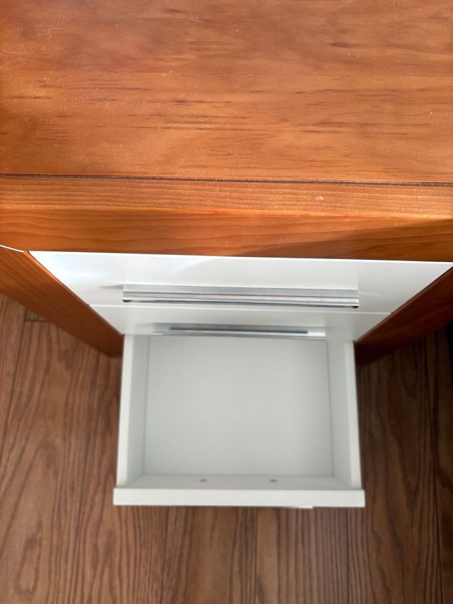 Comodini e Cassettiera in Legno Bianco