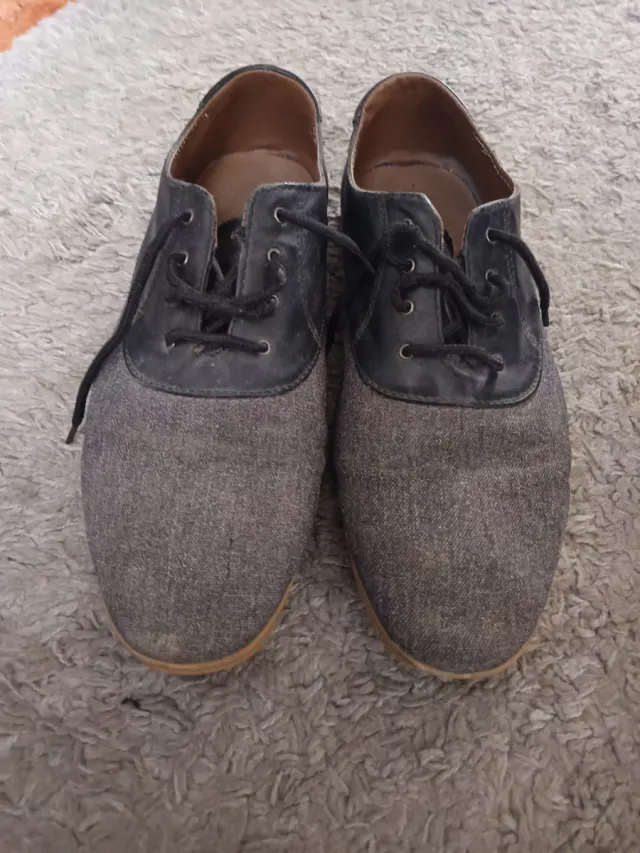 Zapatillas casuales grises y negras