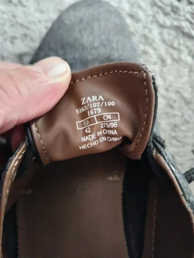 Zapatillas casuales grises y negras