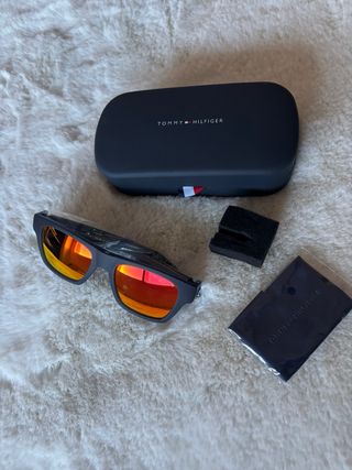 Gafas de sol Tommy Hilfiger azules y naranjas