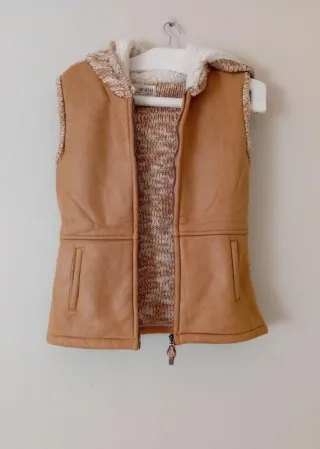 Chaleco con capucha y forro de borreguito