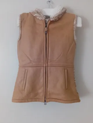 Chaleco con capucha y forro de borreguito