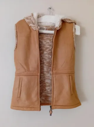 Chaleco con capucha y forro de borreguito