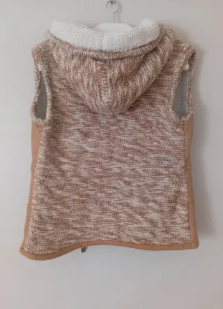 Chaleco con capucha y forro de borreguito