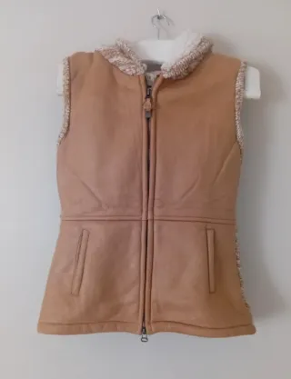 Chaleco con capucha y forro de borreguito