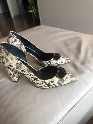 Zapatos de tacón con estampado de serpiente