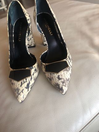 Zapatos de tacón con estampado de serpiente