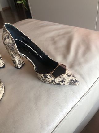 Zapatos de tacón con estampado de serpiente