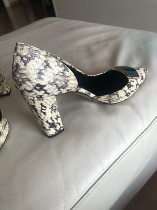 Zapatos de tacón con estampado de serpiente