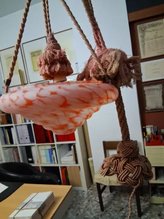 Lampadario in vetro rosso e trasparente