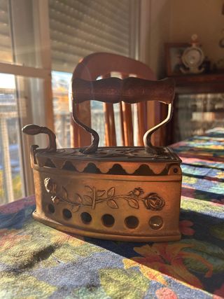 Plancha antigua de metal decorada