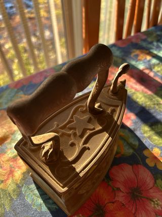 Plancha antigua de metal decorada