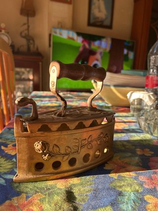 Plancha antigua de metal decorada