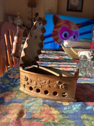 Plancha antigua de metal decorada