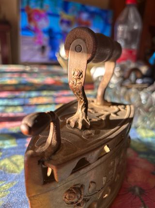 Plancha antigua de metal decorada