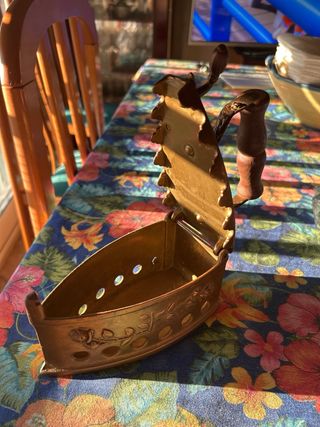 Plancha antigua de metal decorada