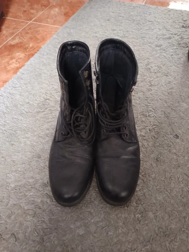 Botas negras con cordones