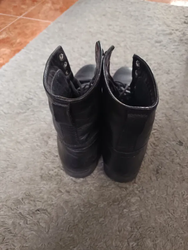 Botas negras con cordones