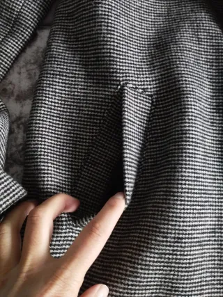 Abrigo de paño gris y negro