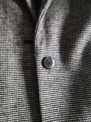 Abrigo de paño gris y negro