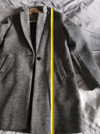 Abrigo de paño gris y negro