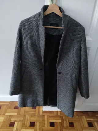 Abrigo de paño gris y negro