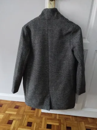 Abrigo de paño gris y negro