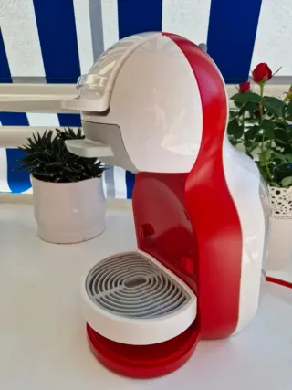 Cafetera Dolce Gusto Roja y Blanca