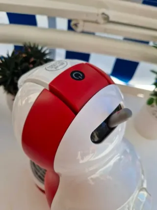 Cafetera Dolce Gusto Roja y Blanca