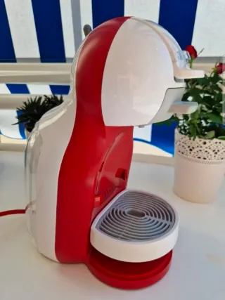 Cafetera Dolce Gusto Roja y Blanca