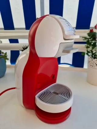 Cafetera Dolce Gusto Roja y Blanca