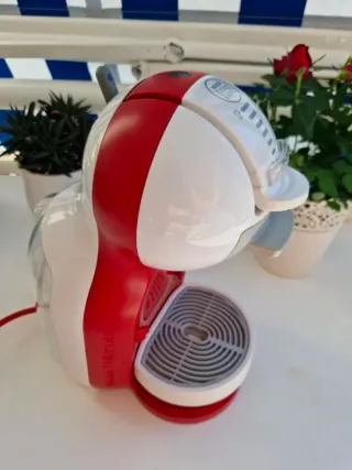 Cafetera Dolce Gusto Roja y Blanca