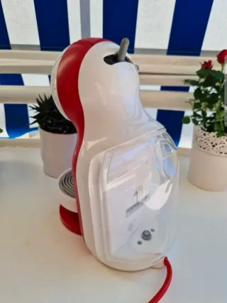 Cafetera Dolce Gusto Roja y Blanca