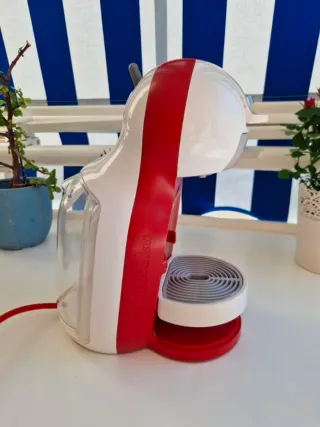 Cafetera Dolce Gusto Roja y Blanca