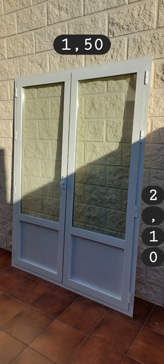 Puerta balconera doble de aluminio blanco