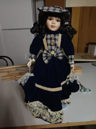 Muñeca porcelana vintage traje tartán