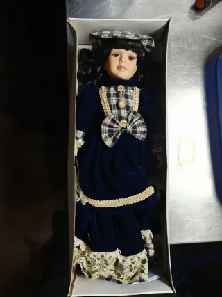 Muñeca porcelana vintage traje tartán