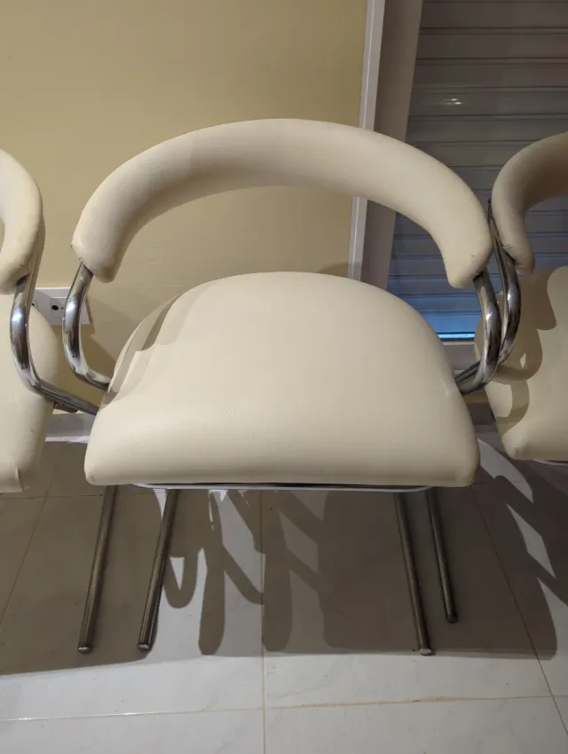 4 Sillas crema acolchadas