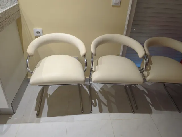 4 Sillas crema acolchadas