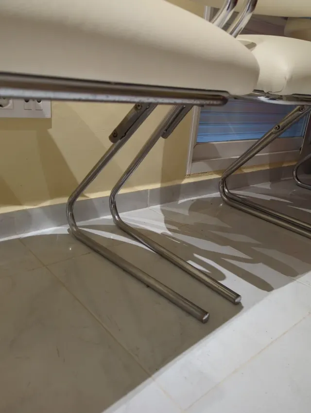 4 Sillas crema acolchadas