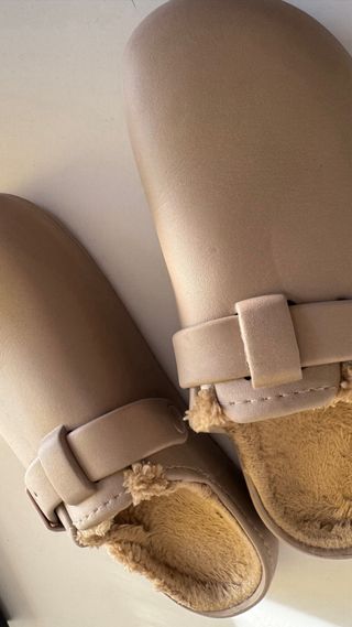 Zuecos/Pantuflas Beige con Forro Interior