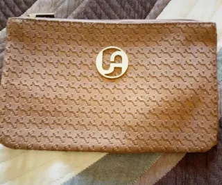 Neceser bolso de mano con logo dorado