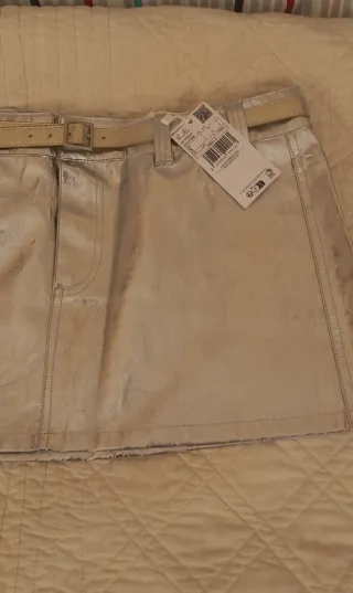 Minifalda plateada con cinturón