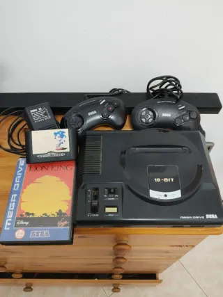 Console Sega Mega Drive con giochi e due controller